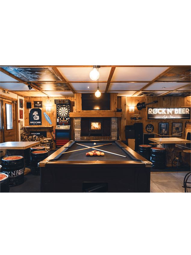 Le billard devant la cheminée - p.viry