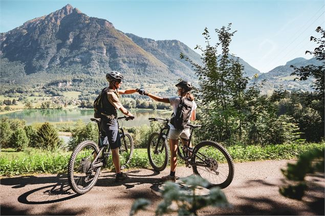 Vttistes devant le lac de Flérier - Praz de Lys Sommand Tourisme
