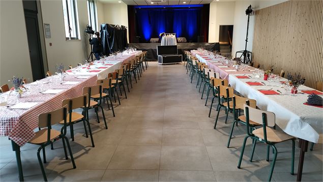Disposition de tables pour un repas - ©Mairie de Courmangoux