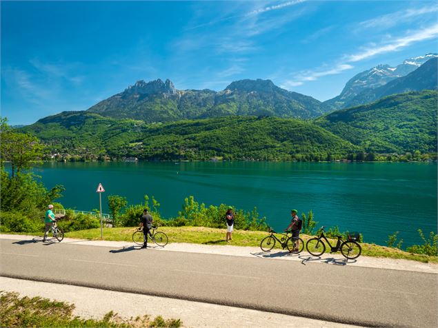 Balade à vélo sur les rives du lac d'Annecy - Lac Annecy Tourisme / Gilles Piel