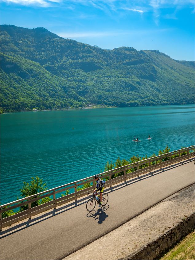 Balade à vélo sur les rives du lac d'Annecy - Lac Annecy Tourisme / Gilles Piel