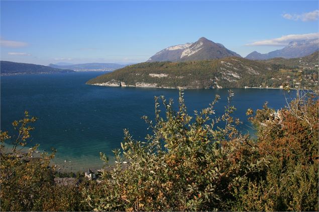 Vue sur le Roc de Chère - Lac Annecy Tourisme