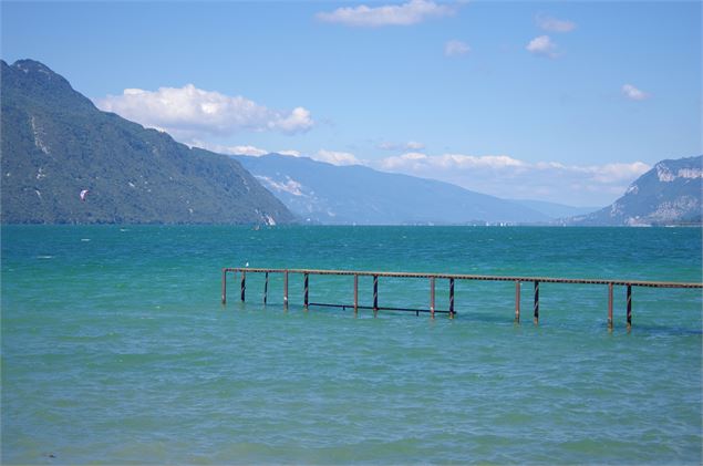 Ponton sur le lac du Bourget - fotolia