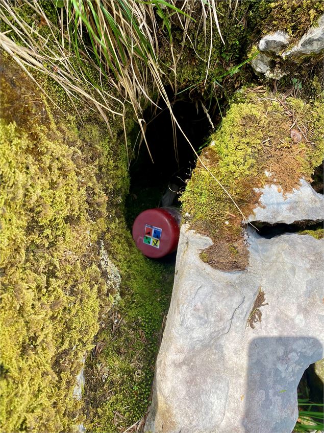 Cache dans une faille en pierre - OT Flaine - G. Magre