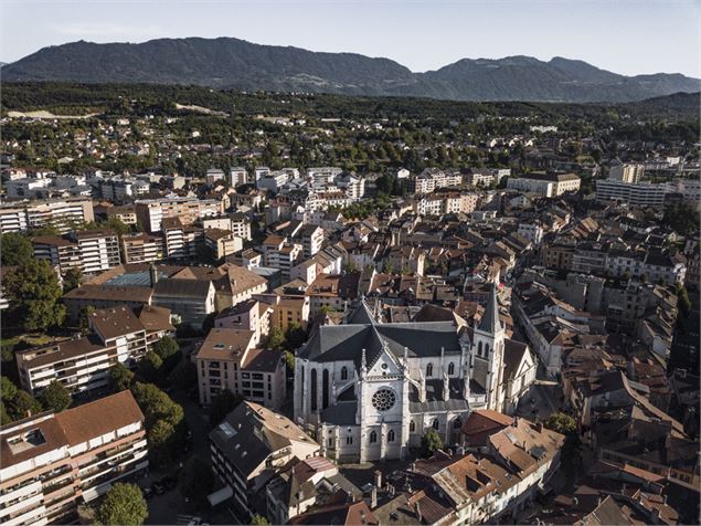 Vue aérienne de la basilique de Thonon - semaphore