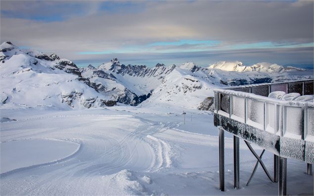 À droite, la terrasse du restaurant le Désert Blanc, avec en toile de donc, les Aravis et la Pointe