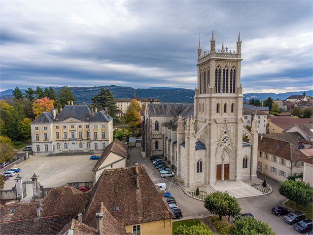 Catédrale de Belley - vue par drône - ©CC Bugey Sud – Laurent Madelon