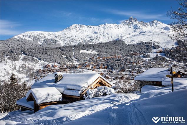 Les Granges direction la Traie avec bonhomme de neige - Sylvain Aymoz Méribel Tourisme