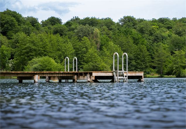 Baignade au lac de Virieu-le-Grand_Virieu-le-Grand - © Thibault Collin