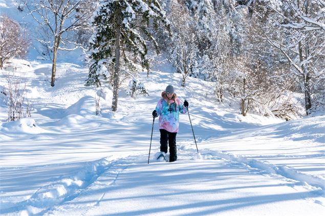 personne en raquettes - Coeur de Tarentaise Tourisme - L. Jacquin