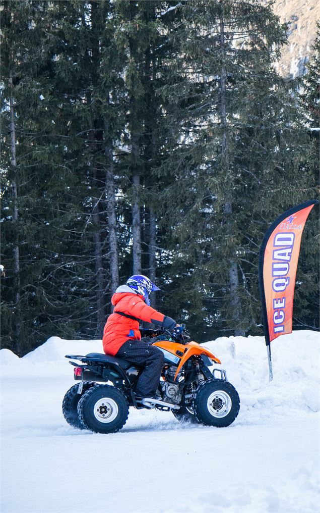 Quad sur glace vue de côté - OT Flaine - C.Genard