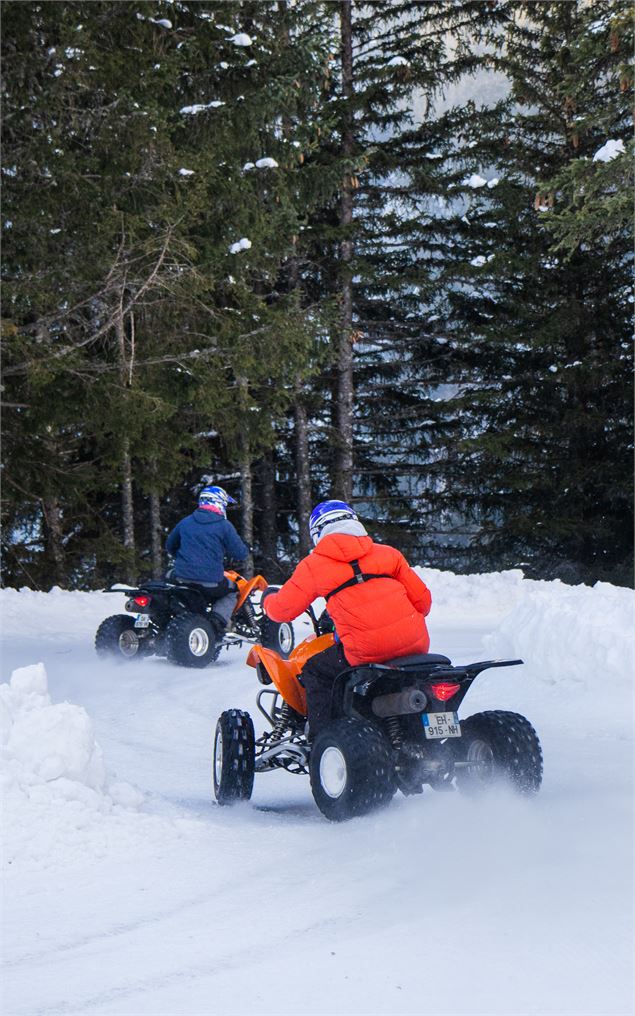 Deux personnes sur les quad sur glace vue de derrière - OT Flaine - C.Genard
