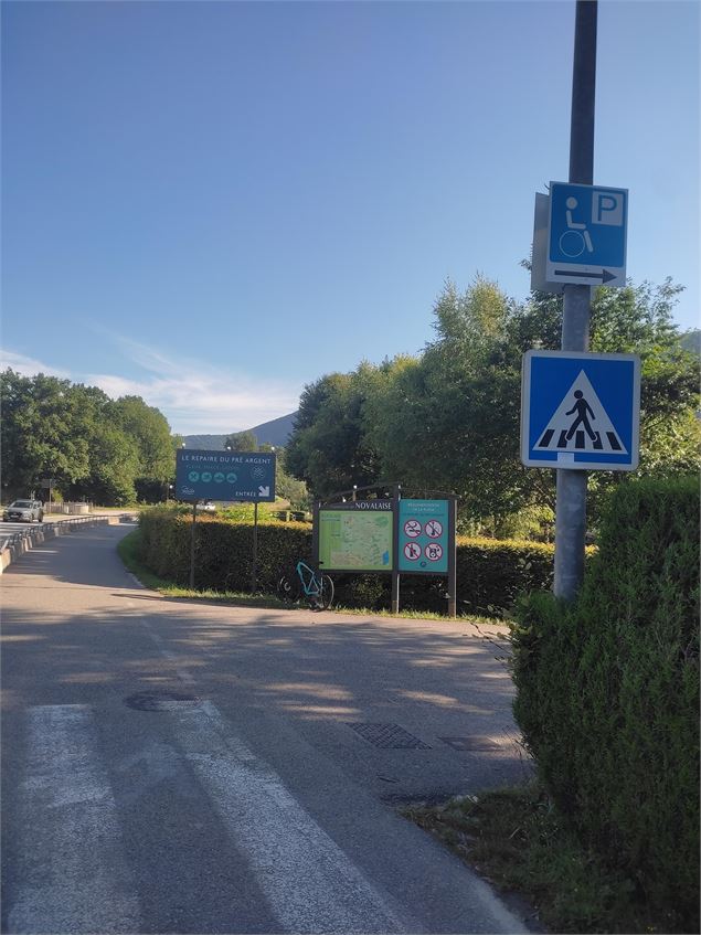 Entrée parking PMR plage de Pré Argent - C. Moureaux