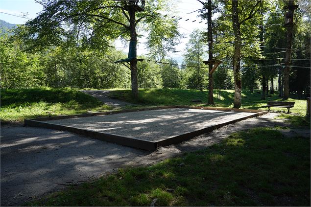 Terrain de pétanque au bord du Lac Bleu à Morillon - HGT