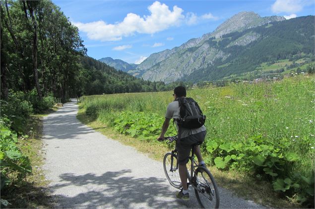 Vélo sur le sentier des bords de Dranse (passage à La Chapelle d'Abondance)