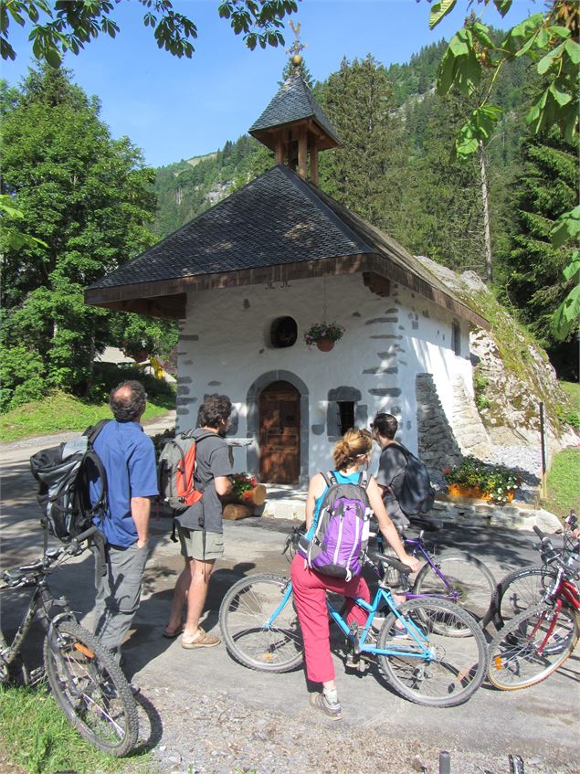 Chapelle de Très-les-Pierres, sentier des bords de Dranse