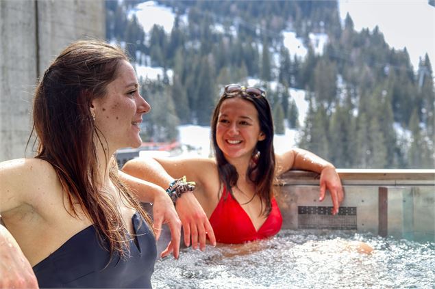 Jacuzzi extérieur entre amies - Totem Friendly Hotel & Spa