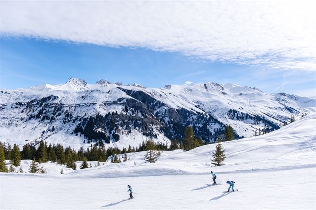ski en famille sur les Bonnets Rouges à Arêches Beaufort - OTAB