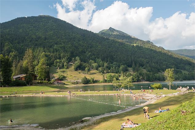 Plage du Lac de Montriond - Yvan Tisseyre/OT Vallée d'Aulps