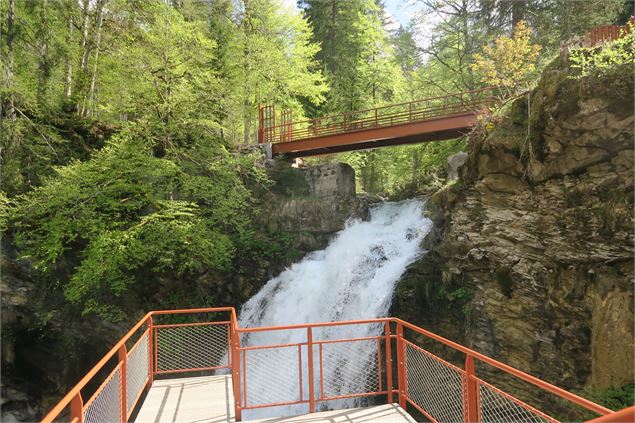 Cascade d'Ardent et la plateforme d'observation - Victor Demilly / Vallée d'Aulps Tourisme
