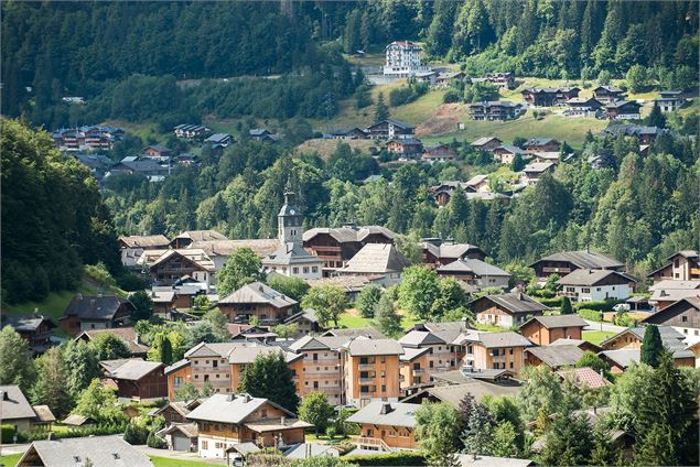 Chemin du retour : vue sur le village de Montriond - Yvan Tisseyre / OT Vallée d'Aulps