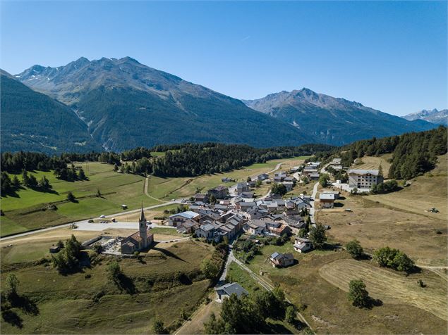Vue aérienne de Val Cenis Sardières avec vue sur la point de Longecote - OTHMV - R. Salles