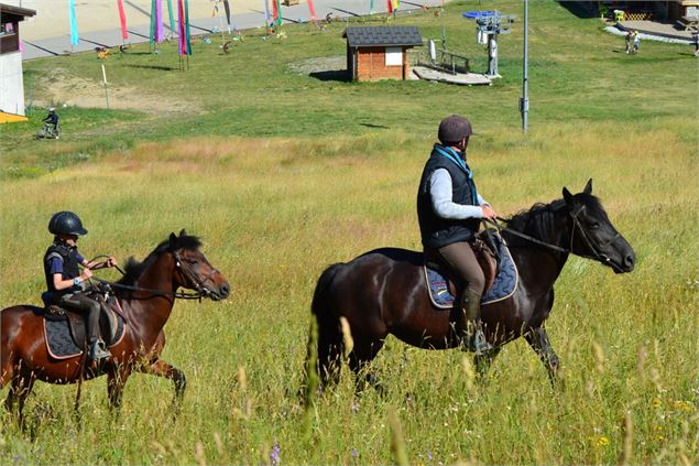 Deux cavaliers partent en balade à cheval - OT La Norma