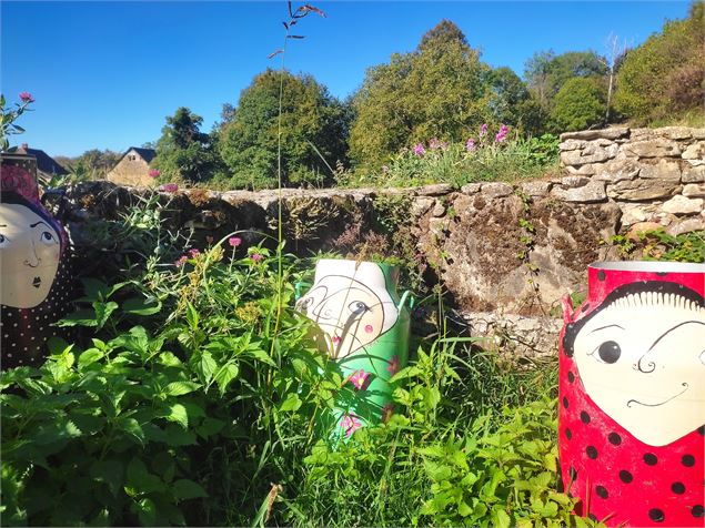 Des pots de lait jalonnent le parcours