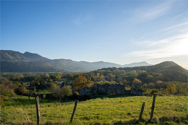 Vue sur les collines - Destination Léman - C.Vuillequez