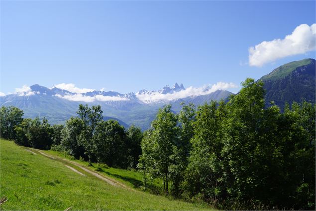 Paysage des 3 Croix sur les Aiguilles d'Arves - Office de Tourisme de la Toussuire