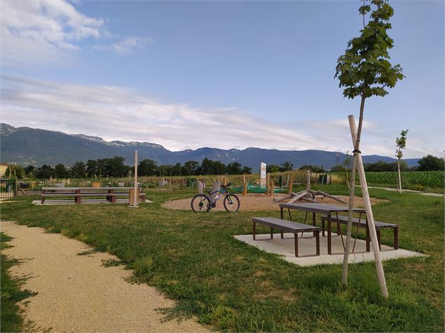 Arrêt pique-nique sur la voie verte Ferney-Gex, à Ornex - S. Thomas/Office de Tourisme du Pays de Ge
