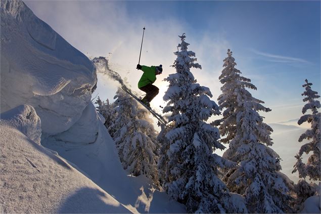 Skieur en freeride au sommet des Crêtes- Habères - OT Alpes du Léman -Gilles Place
