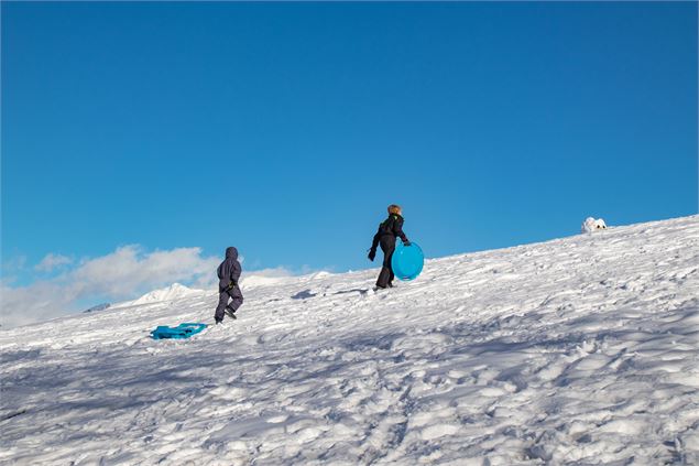 Enfants en haut de la piste de luge du Mollard - OTICoeurdemaurienne