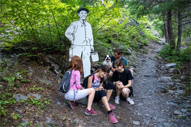 Enfants sur le sentier des ardoisiers - OTICœurdemaurienne