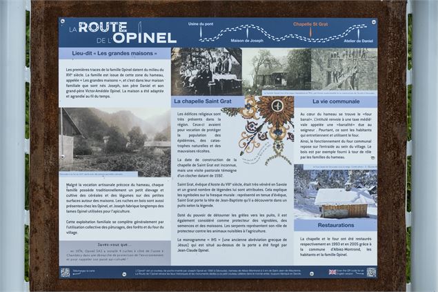 Panneau Route de l'Opinel devant la Chapelle Saint-Grat - Musée Opinel