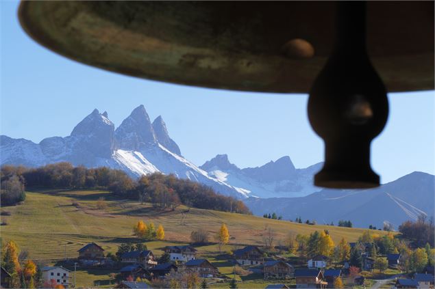 vue - église St Michel d'Albiez-Montrond - Vincent Jacques- Drône de regard