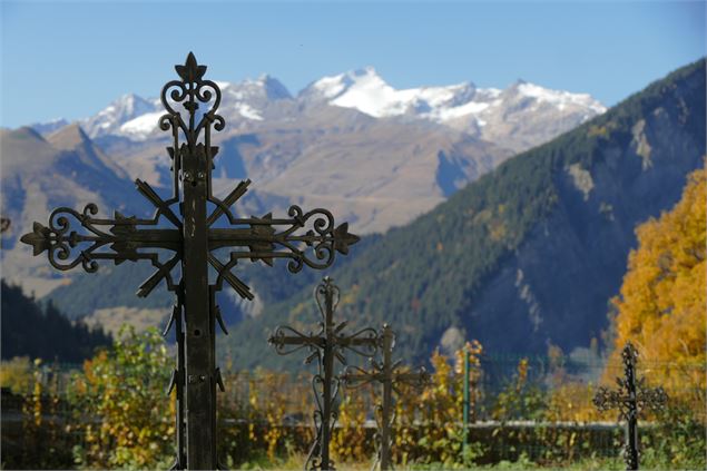 extérieur cimetière - église St Michel d'Albiez-Montrond - Vincent Jacques- Drône de regard