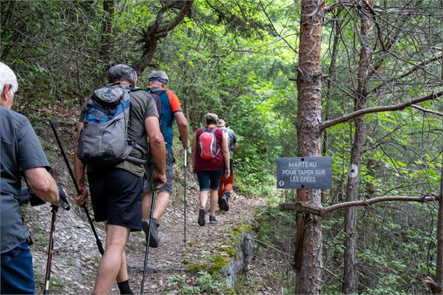 Randonneurs sur le sentier des crêtes - OTICœurdemaurienne