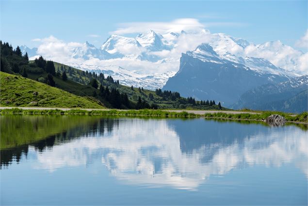 Lac de Joux Plane et Mont blanc - Office de Tourisme de Samoens