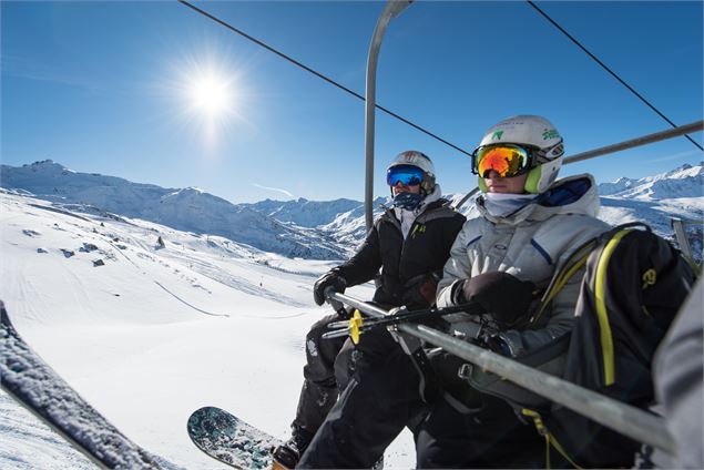 groupe d'amis sur un télésiège à Valmeinier - Office de tourisme de Valmeinier - Alban Pernet
