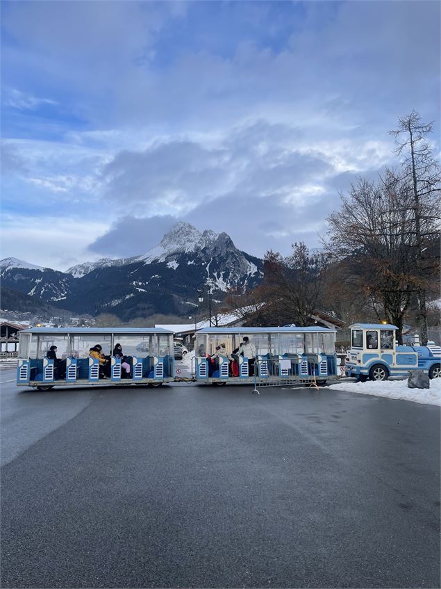 le petit train place du champ de foire - Cindy Pagnier