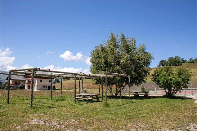 Table de pique-nique à côté du terrain de pétanque des Contamines - OTICoeurdemaurienne