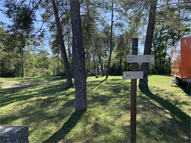 Parking en face de la mairie de Nurieux - Maxime Michel