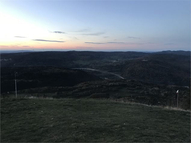 Vue sur Lalleyriat depuis l'aire de décollage de parapente - B.Morel