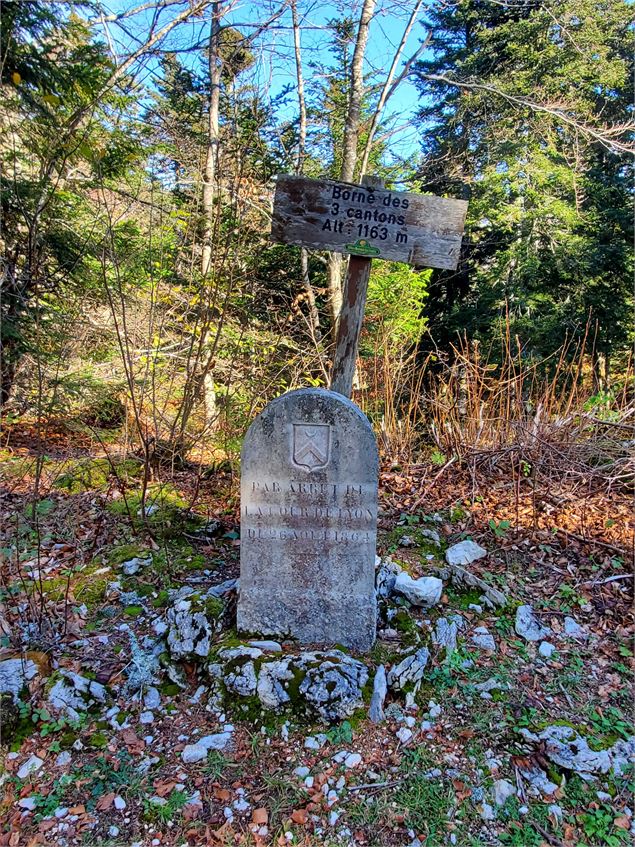 Monument de la raf borne des 3 cantons - C.Kaderabek
