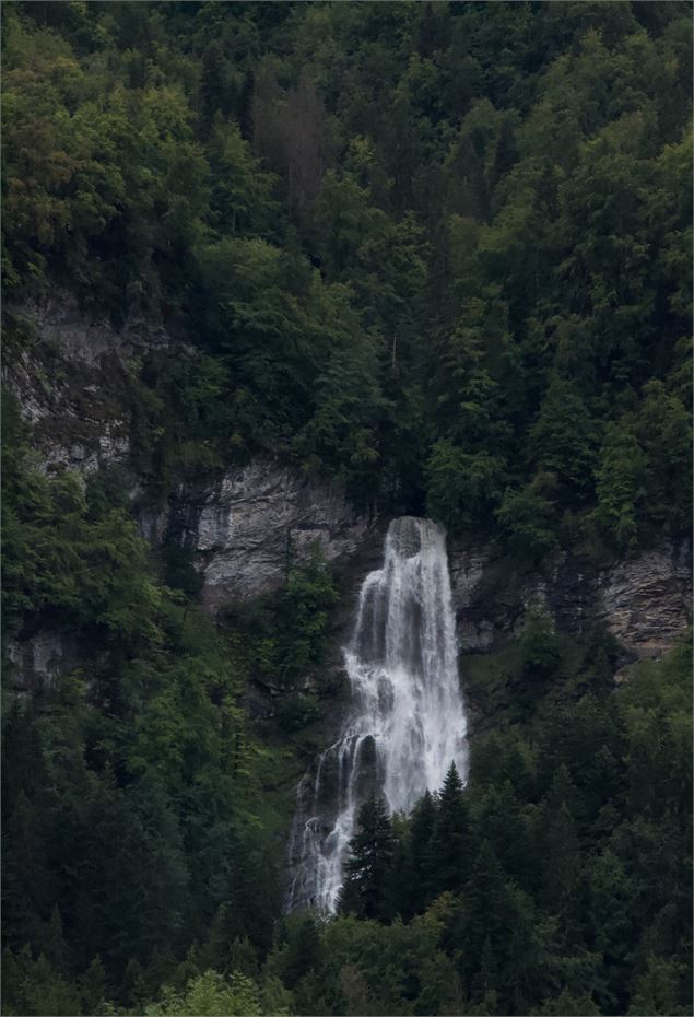 Vue de face de la cascade - Office de Tourisme Samoens