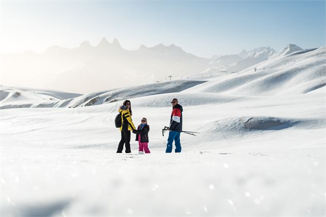 Famille en raquettes au départ d'une piste - ©Tiphaine Buccino - Sybelles.ski