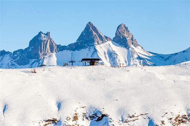 Sommet Plan du Moulin Express avec vue sur les Aiguilles d'Arves - ©Tiphaine Buccino - Sybelles.ski