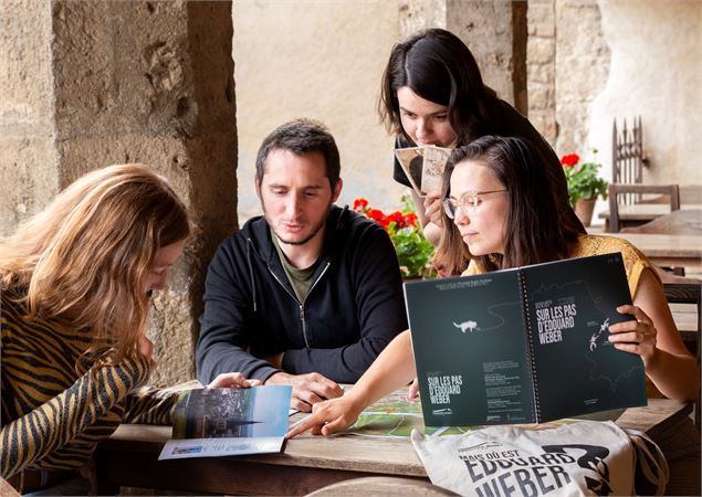 Un jeu de piste grandeur nature pour découvrir la cité médiévale de Pérouges et Meximieux entre amis