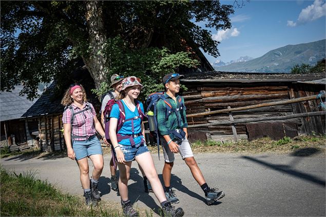 Randonneurs dans la rue froide - Tilby Vattard